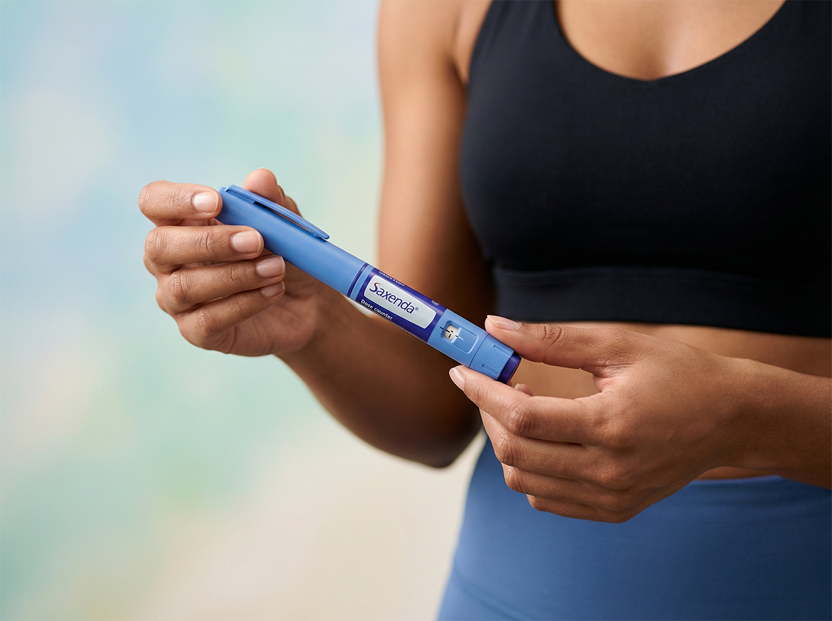 close-up-saxenda-pen-in-hand-girl-in-a-top